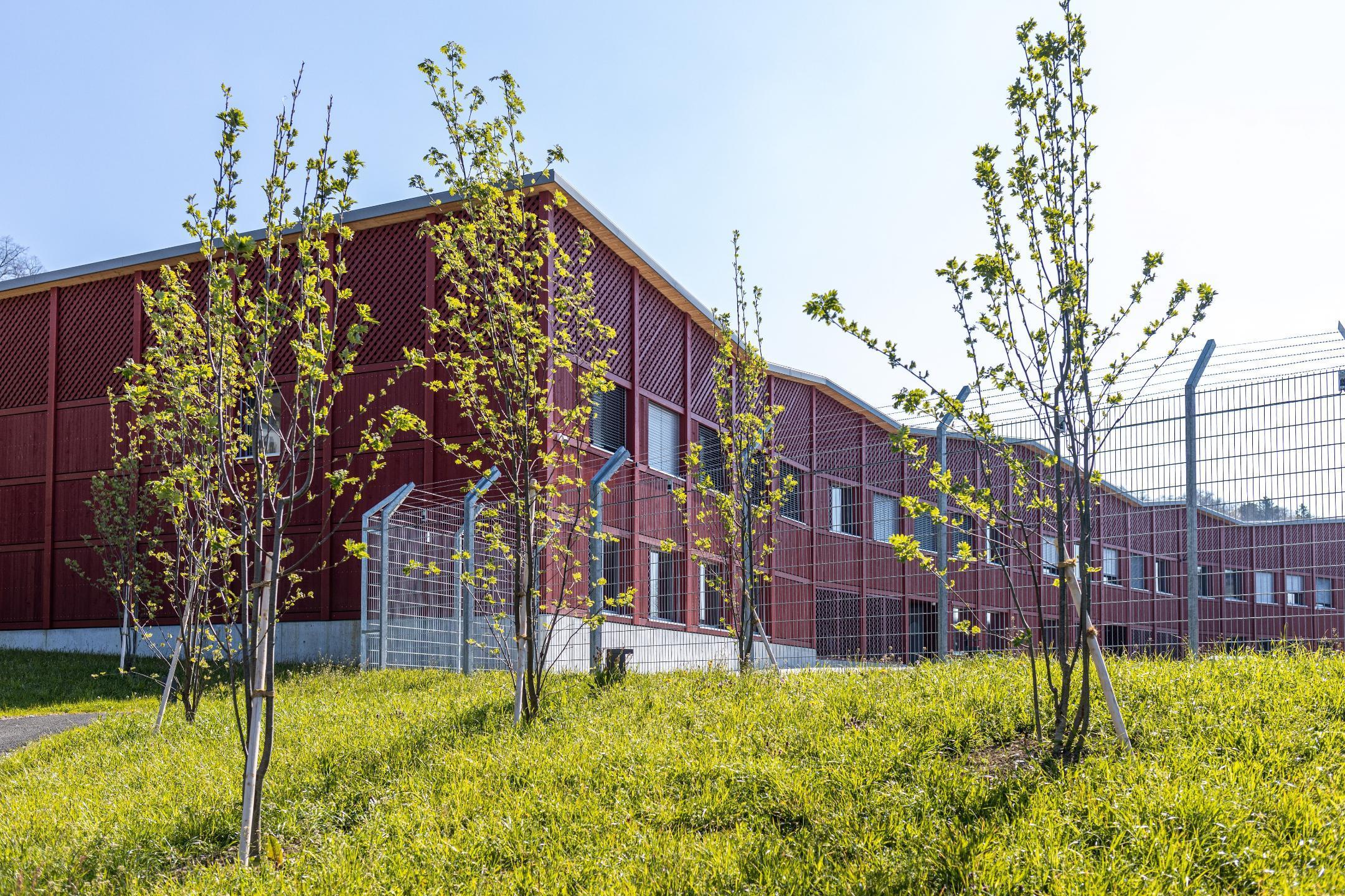 Eröffnung des Vollzugzentrum Bachtel vom 23.04.2021
Das Vollzugszentrum Bachtel (VZB) ist auf den offenen Vollzug von Freiheitsstrafen und Ersatzfreiheitsstrafen spezialisiert.

