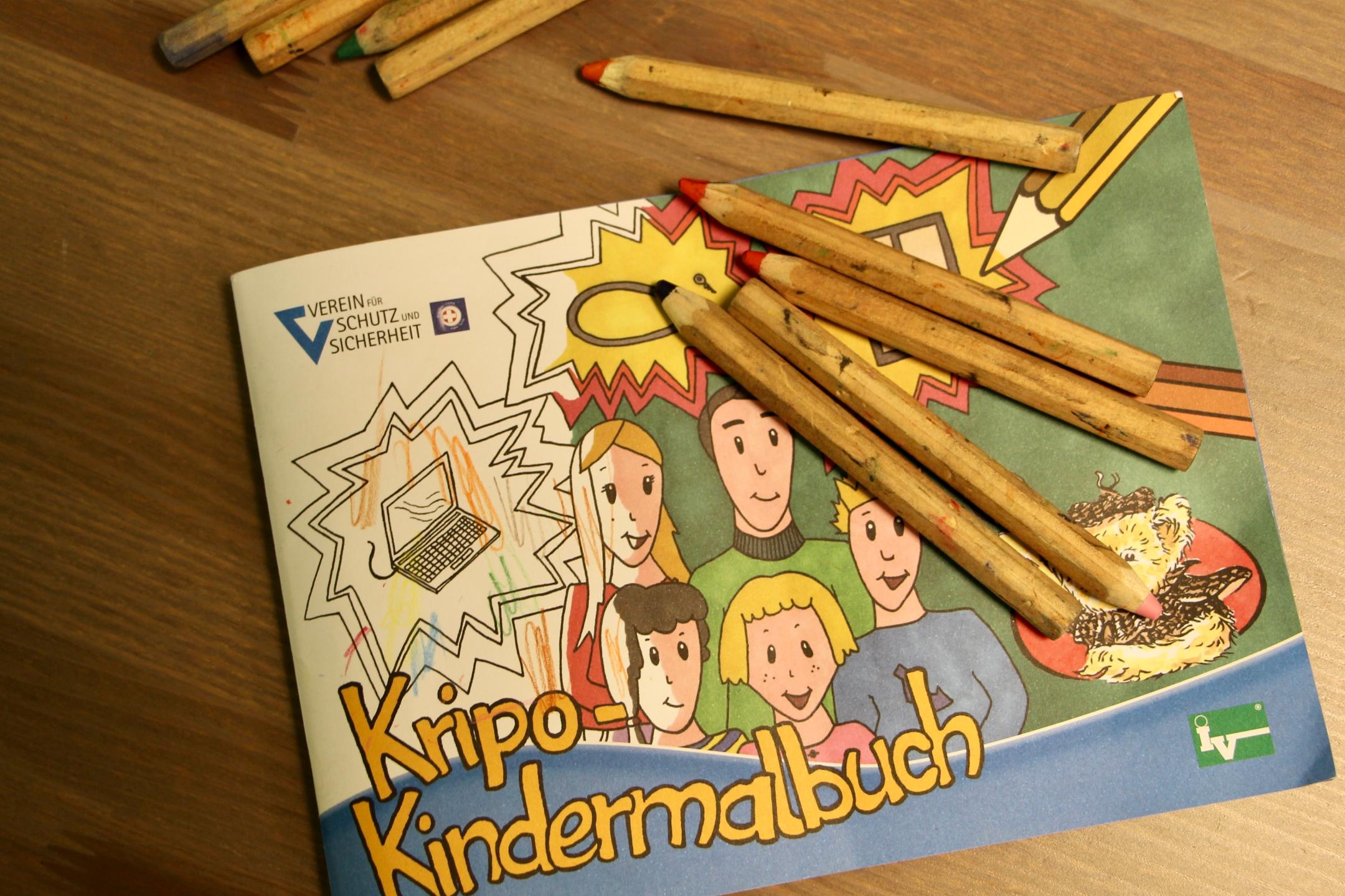 Malbuch mit Buntstiften.