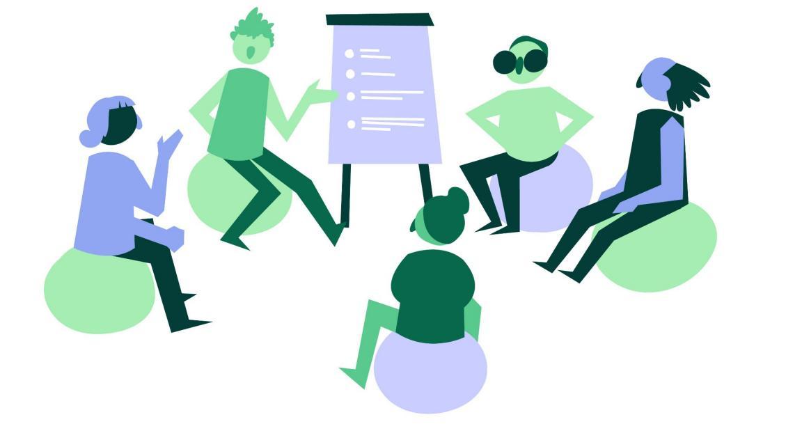 Fünf Personen sitzen im Kreis vor einem Tafel mit Text und reden.