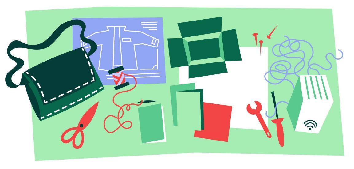 Auf einer Werkbank liegen Werkzeuge, Faden, Schnittmuster, Papier, eine Tasche, ein offener Karton und eine Internet-Box.