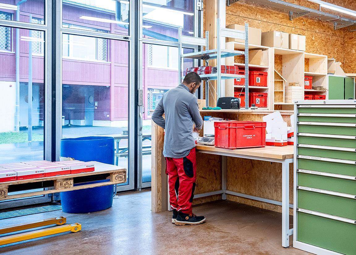 Ein Inhaftierter arbeitet in der Holzwerkstatt.