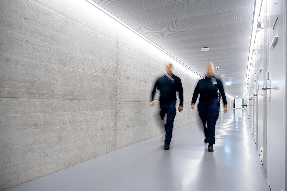 Gang im GZW mit zwei Mitarbeitenden.