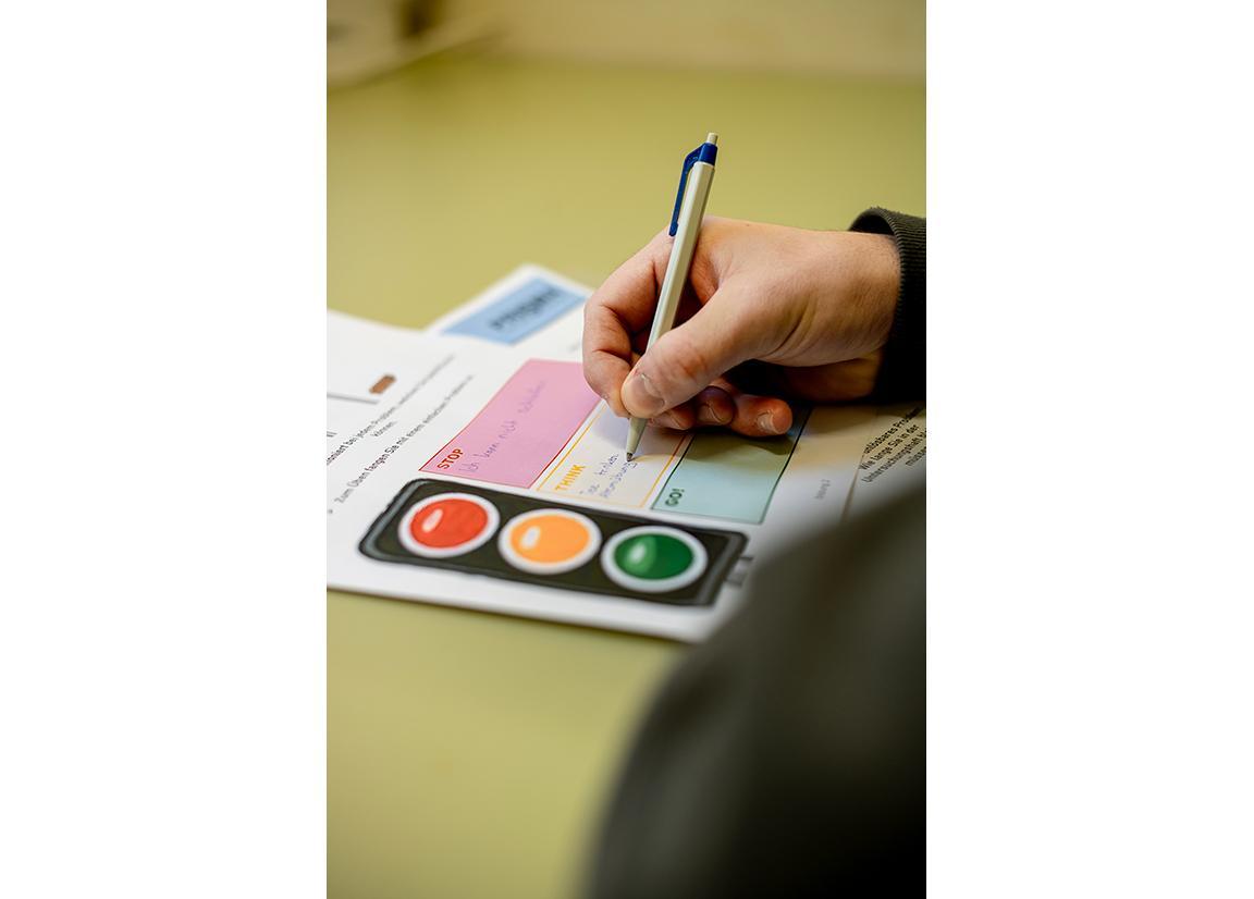 Mensch füllt einen Fragebogen aus.