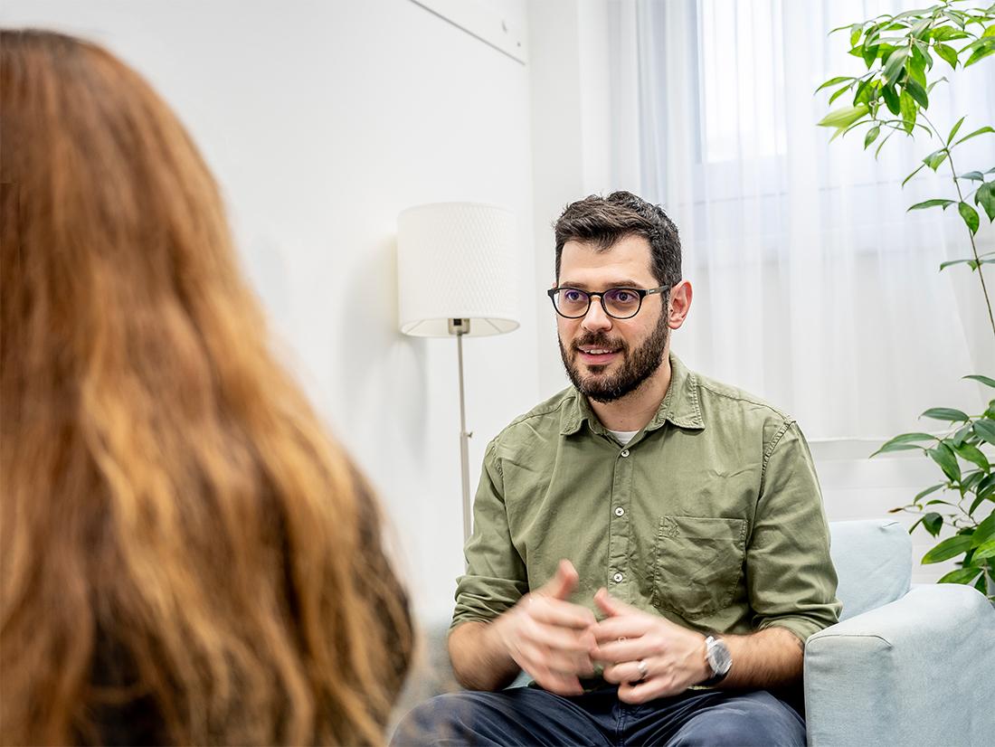 Gesprächssituation zwischen Therapeut und Patientin.