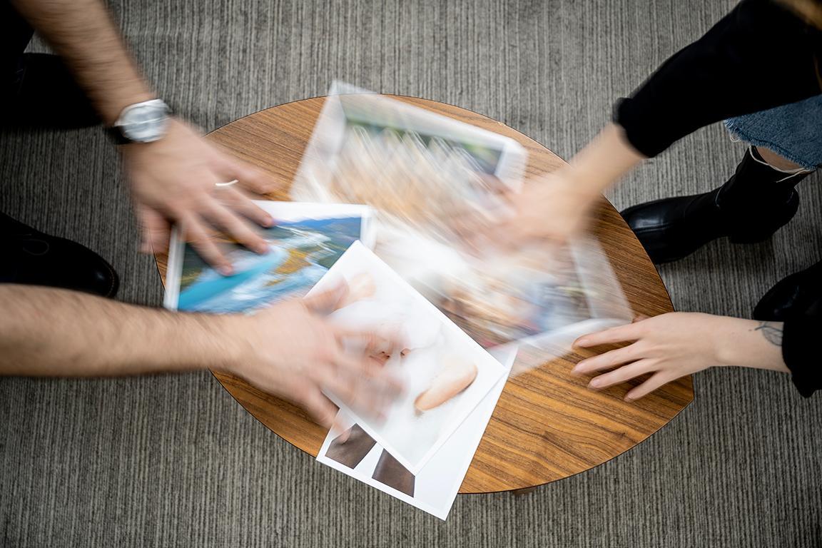 Tisch mit Fotos, die als Therapietools genutzt werden.