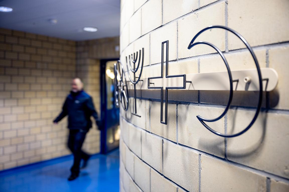 Im Gefängnis gibt es einen Andachtsraum zur Ausübung verschiedener Religionen.