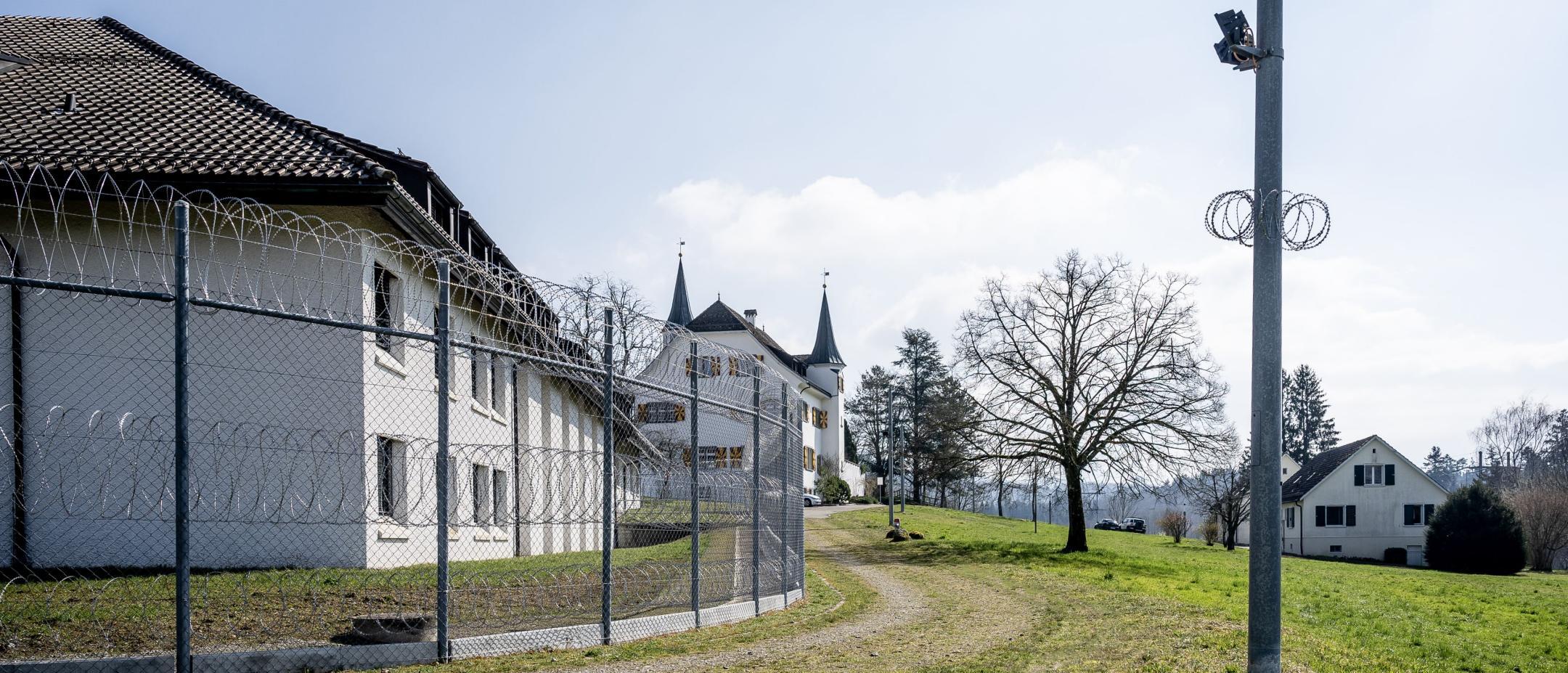 Das Gebäude des MZU ist von einem Zaun umgeben und wird kameraüberwacht.