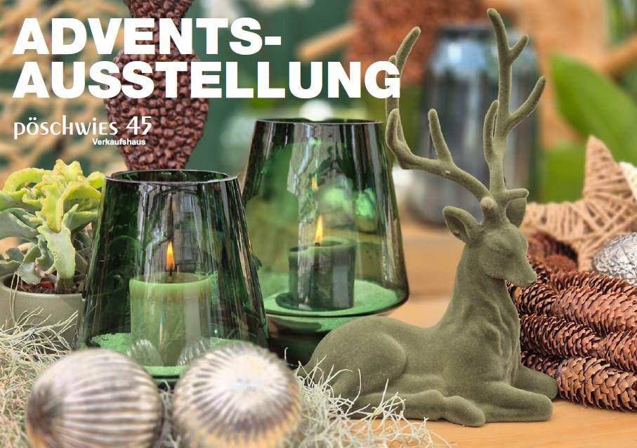 Weihnachtliche Dekorationen angeordnet auf einem Verkaufstisch.