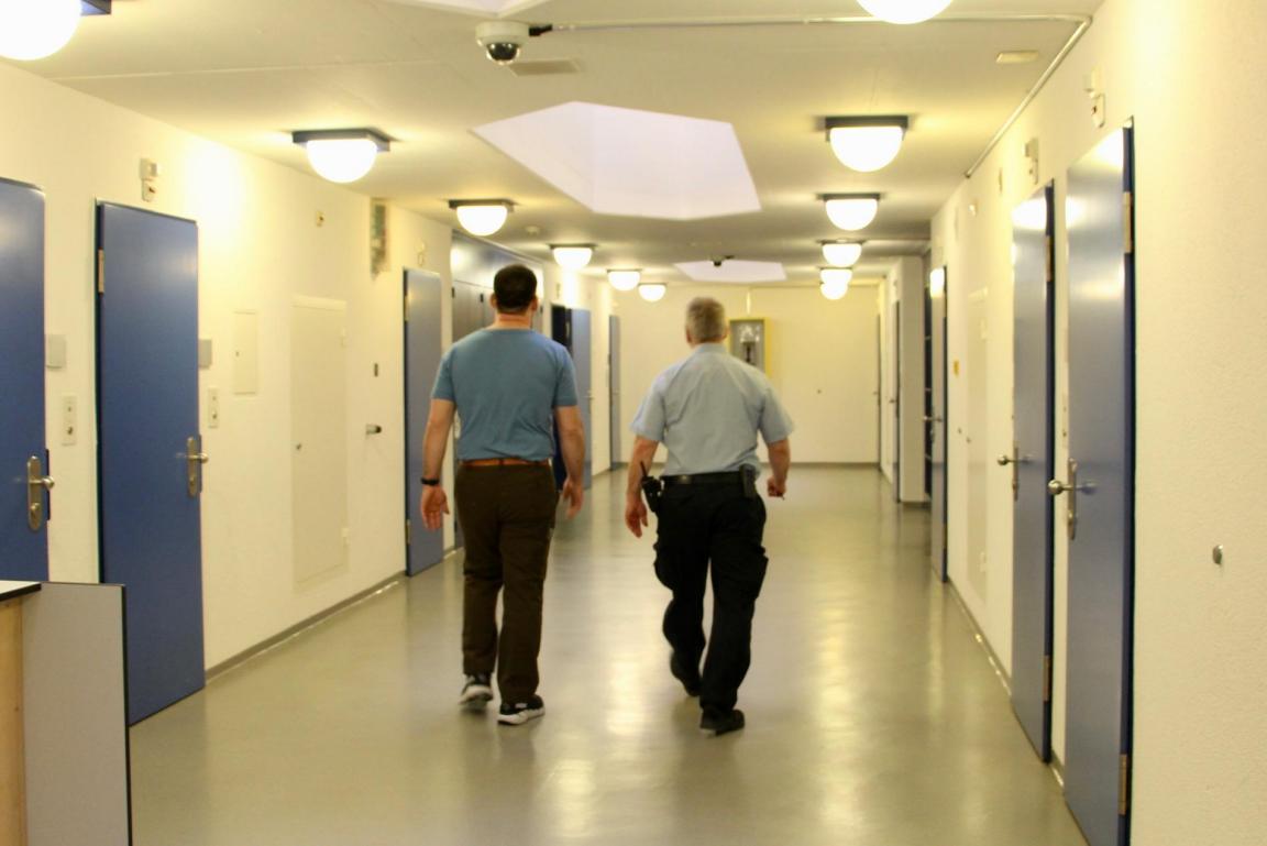 Ein Aufseher/Betreuer mit einem Inhaftierten in einem Zellengang der JVA Pöschwies.