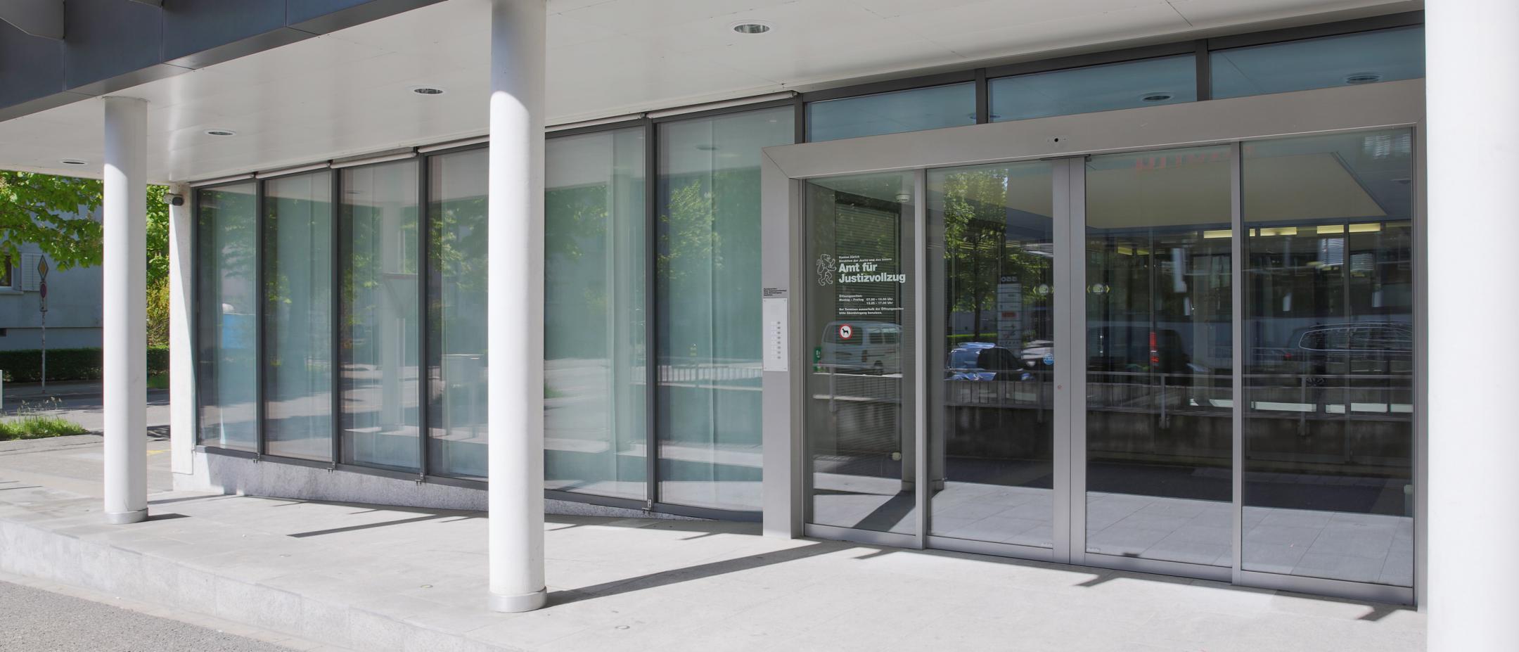 Eingangsbereich von Justizvollzug und Wiedereingliederung