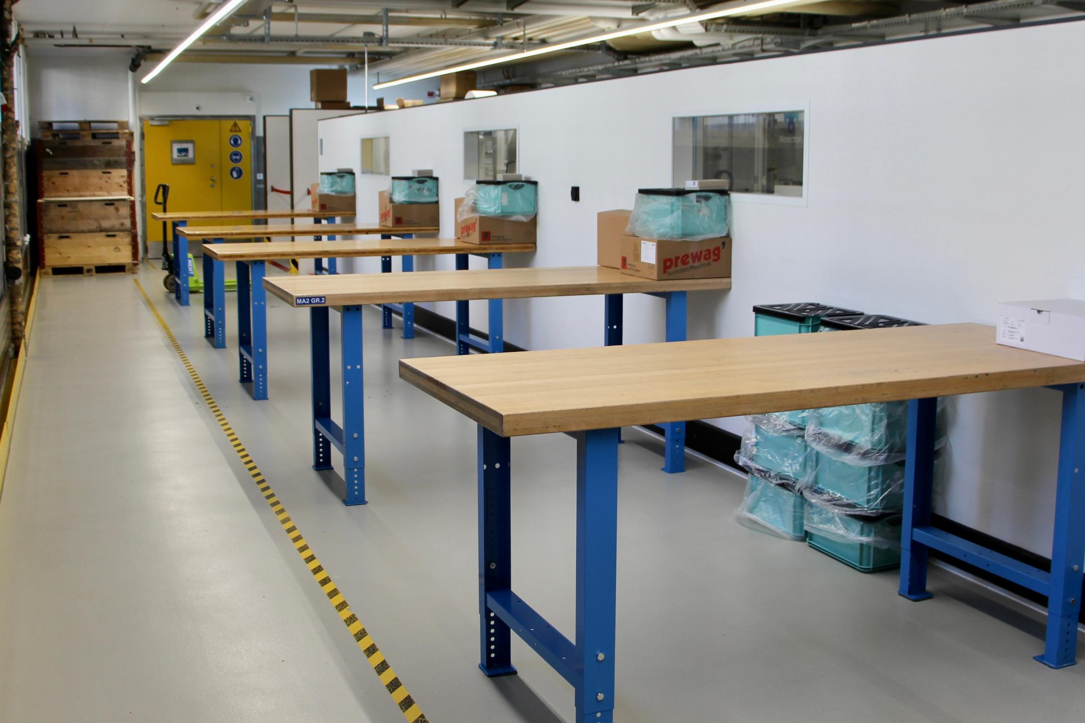 Fünf Arbeitsstationen mit Stehtischen