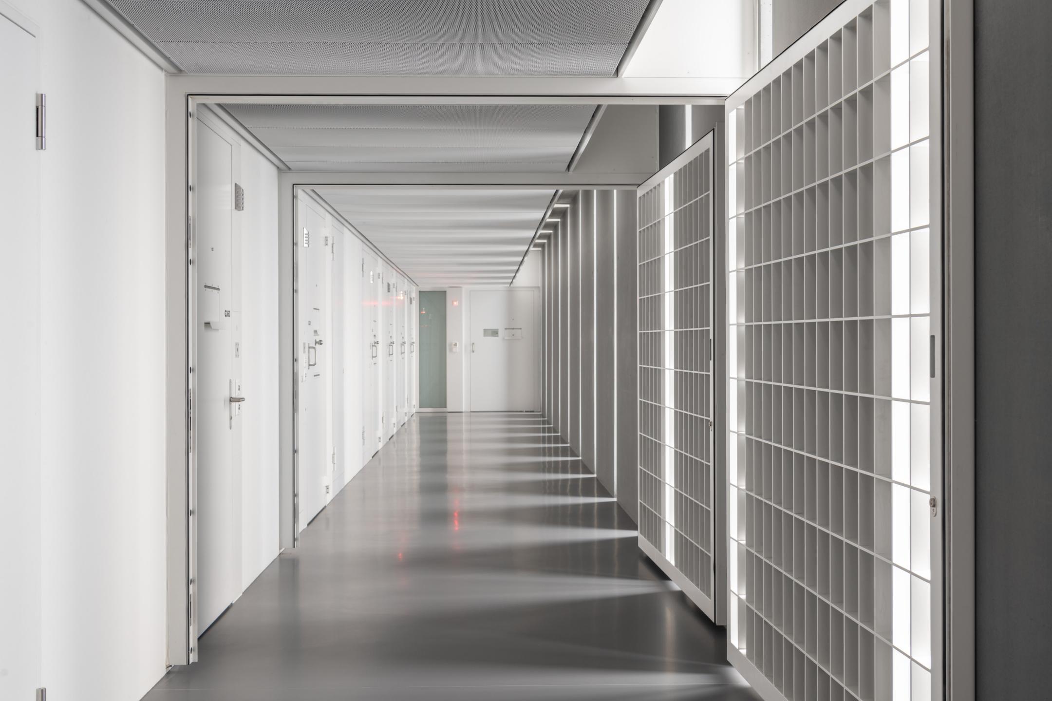 Zellengang mit Türen im Gefängnis