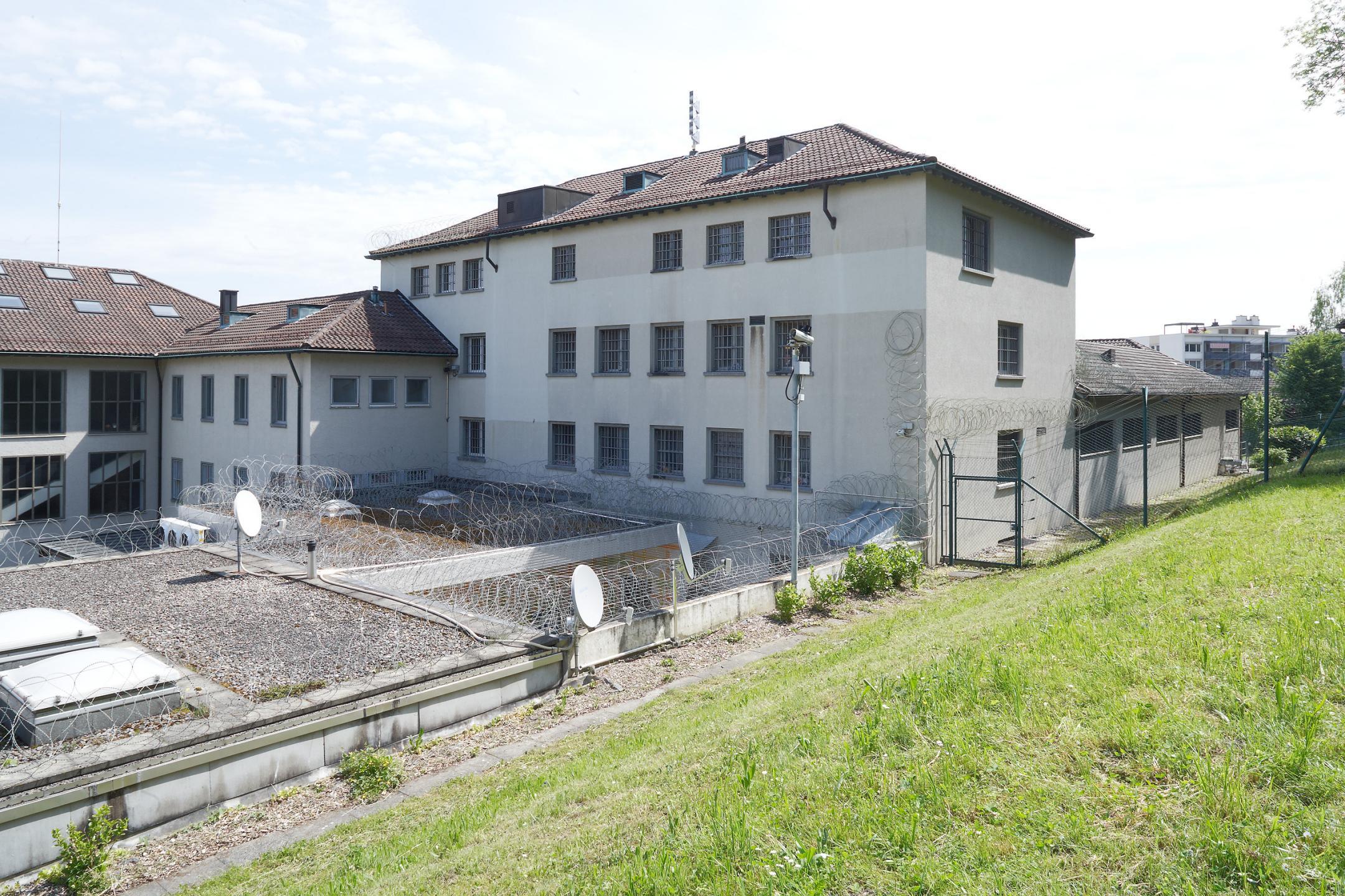 Stacheldraht umgibt das Gefängnis Horgen