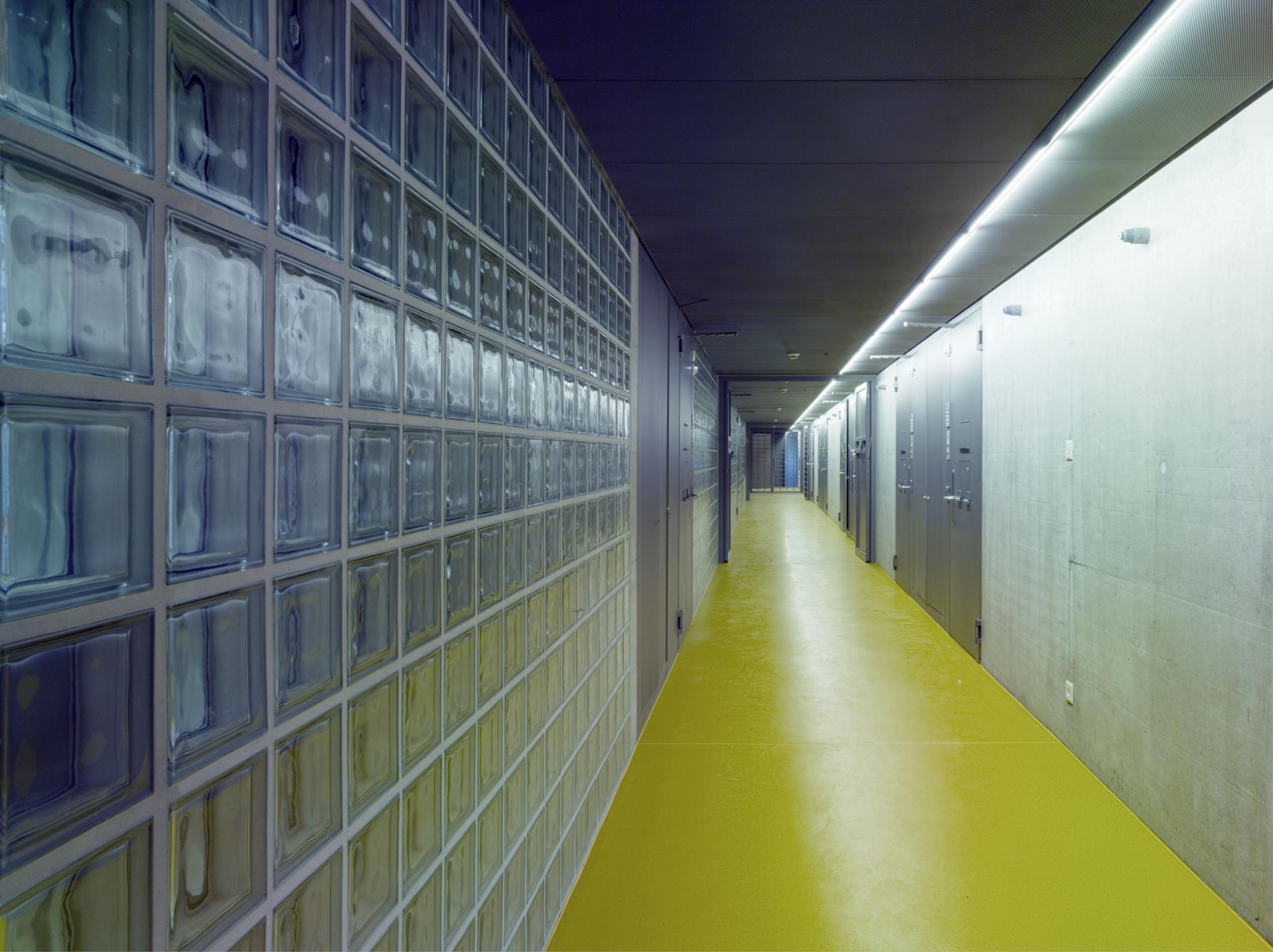 Gef??ngnisflur mit Zellent??ren