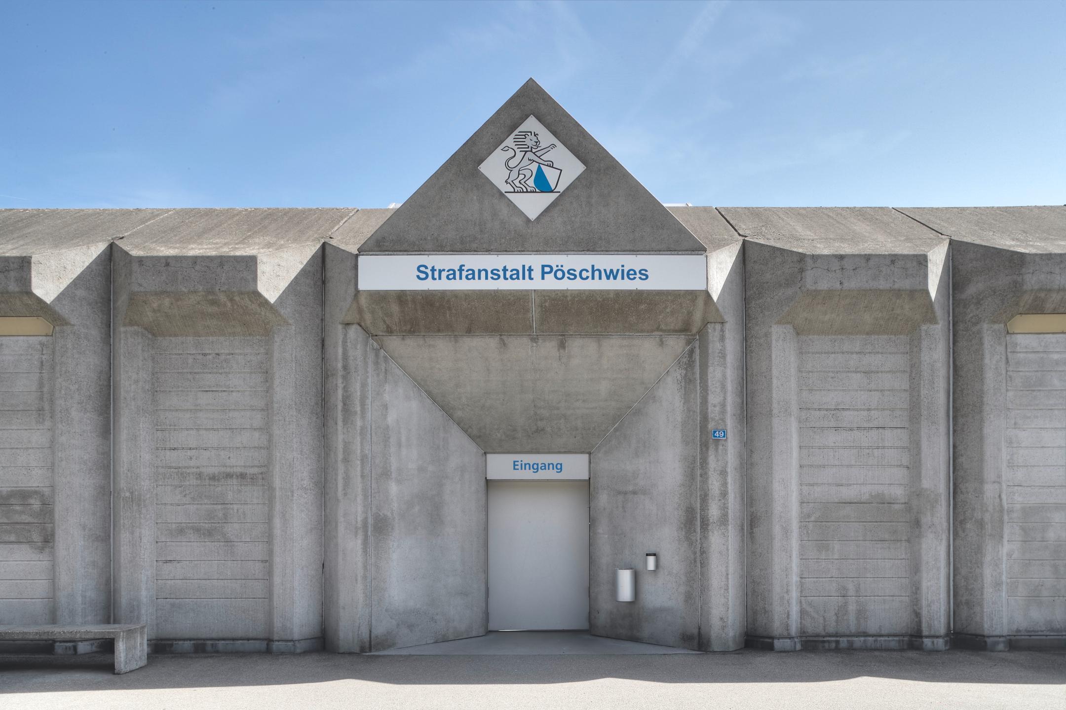 Ansicht des Eingangsbereichs der Justizvollzugsanstalt P??schwies