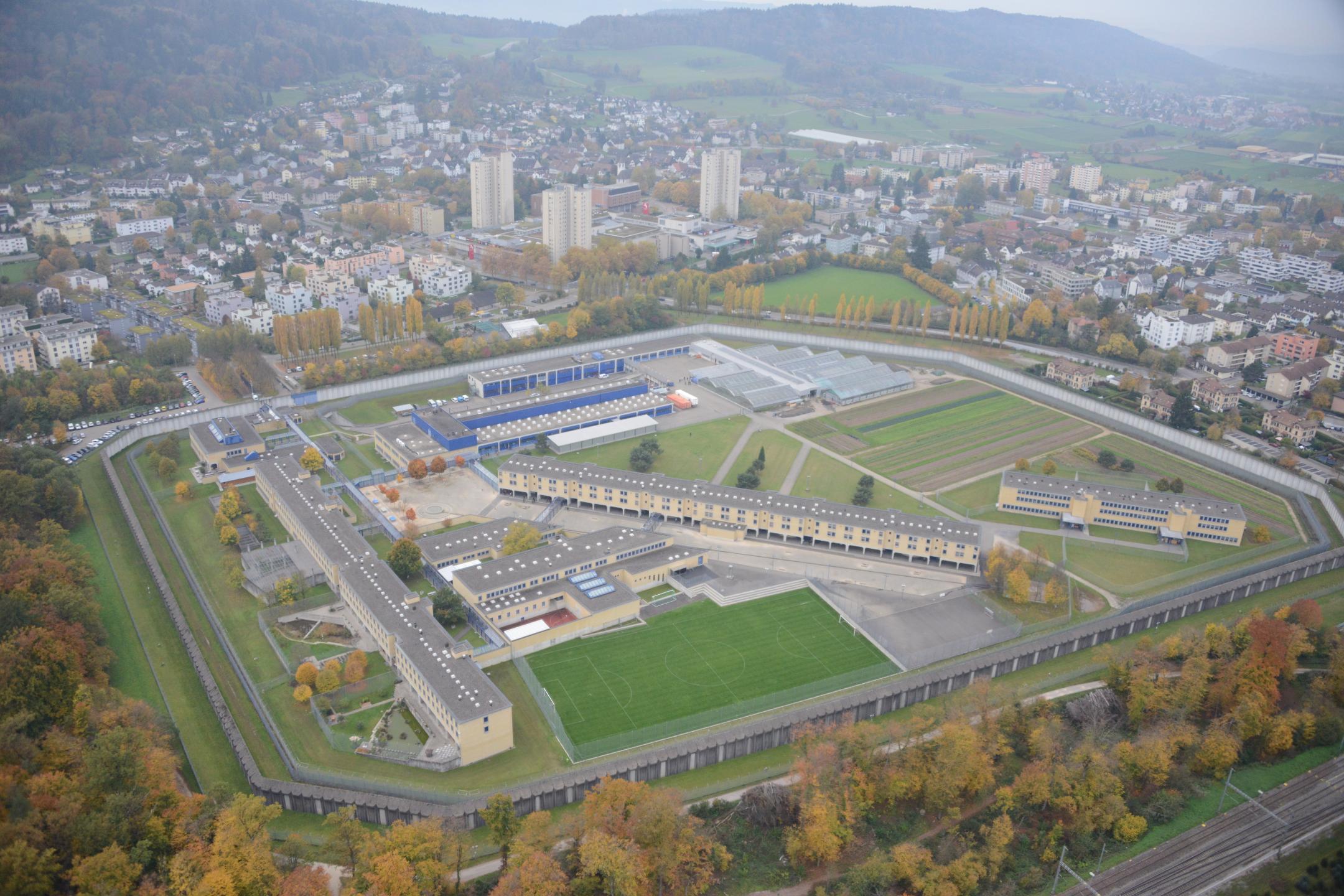 Luftansicht von der Justizvollzugsanstalt Pöschwies