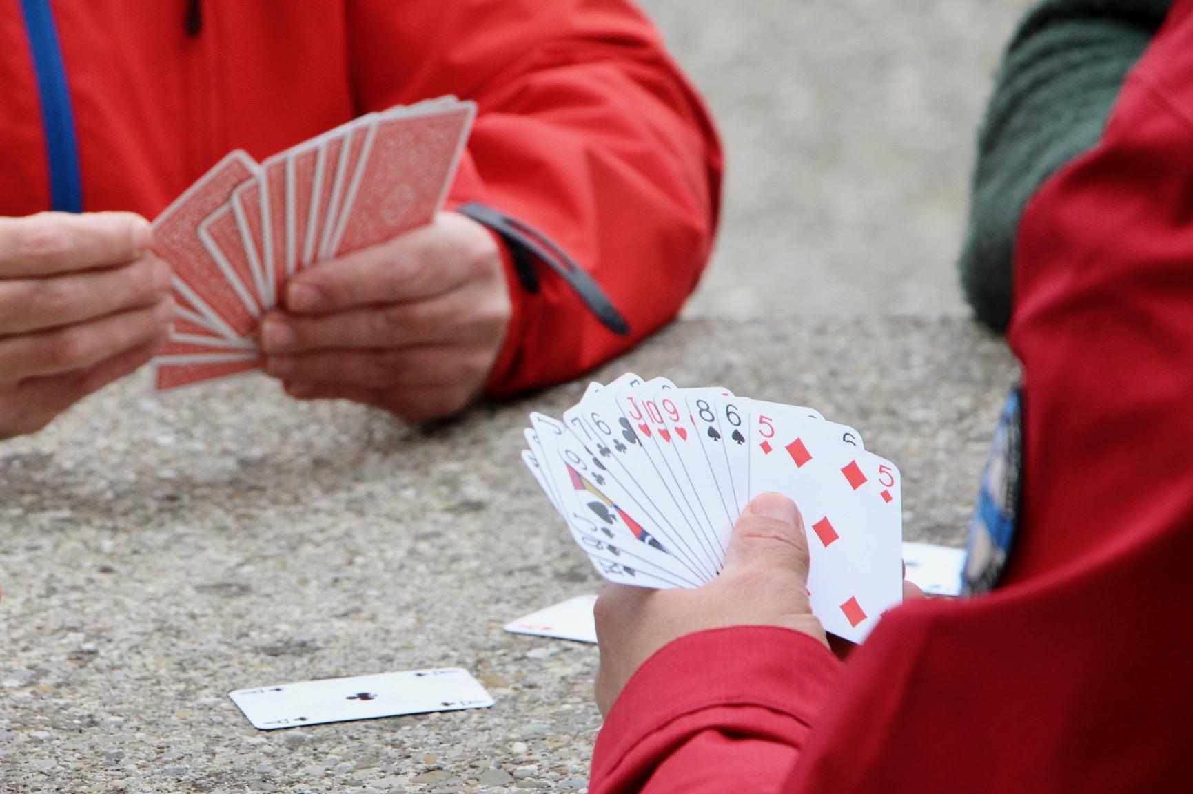 Drei Inhaftierte spielen zusammen ein Kartenspiel