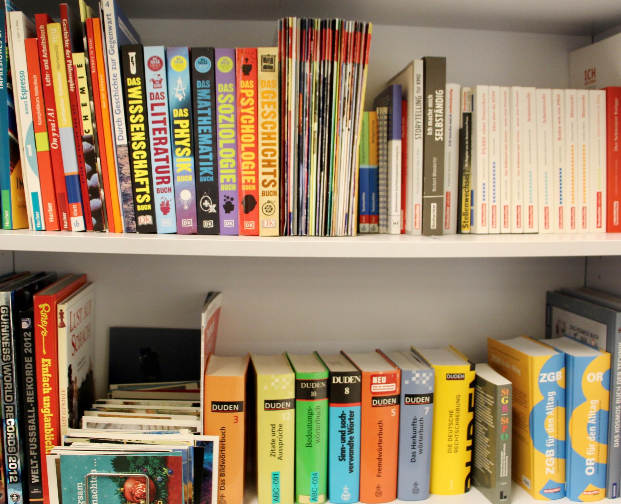 Bücherregal mit vielen verschiedenen Büchern