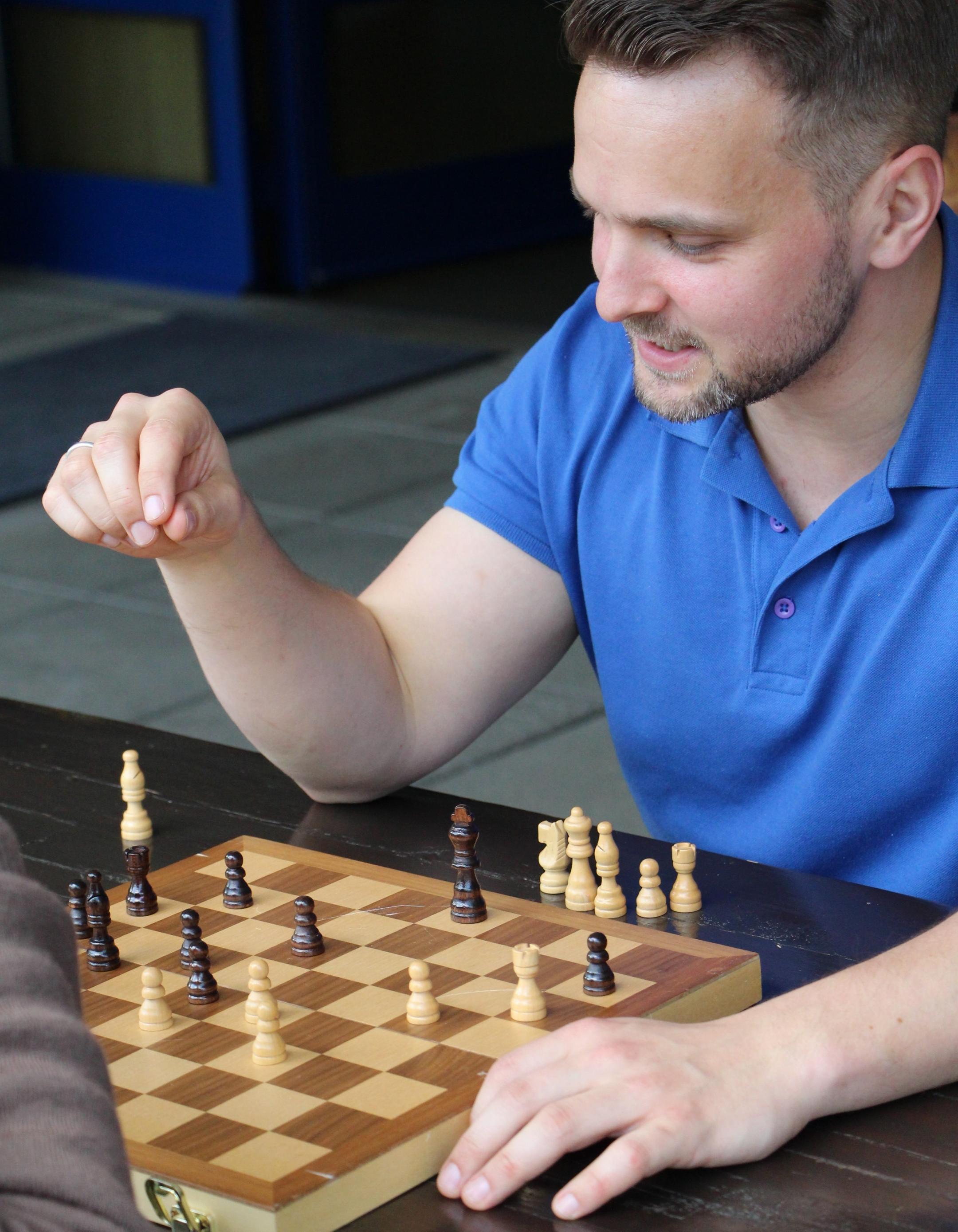 Ein Betreuer spielt Schach mit einem Inhaftierten