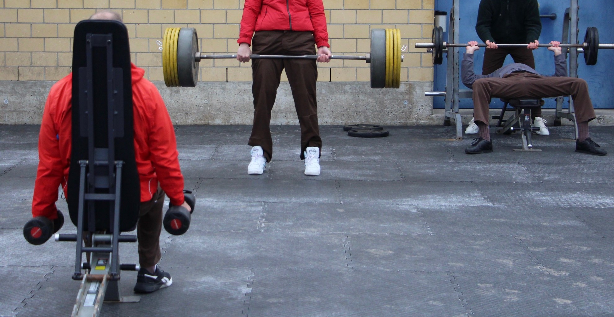 Inhaftierte machen Sport mit Gewichten