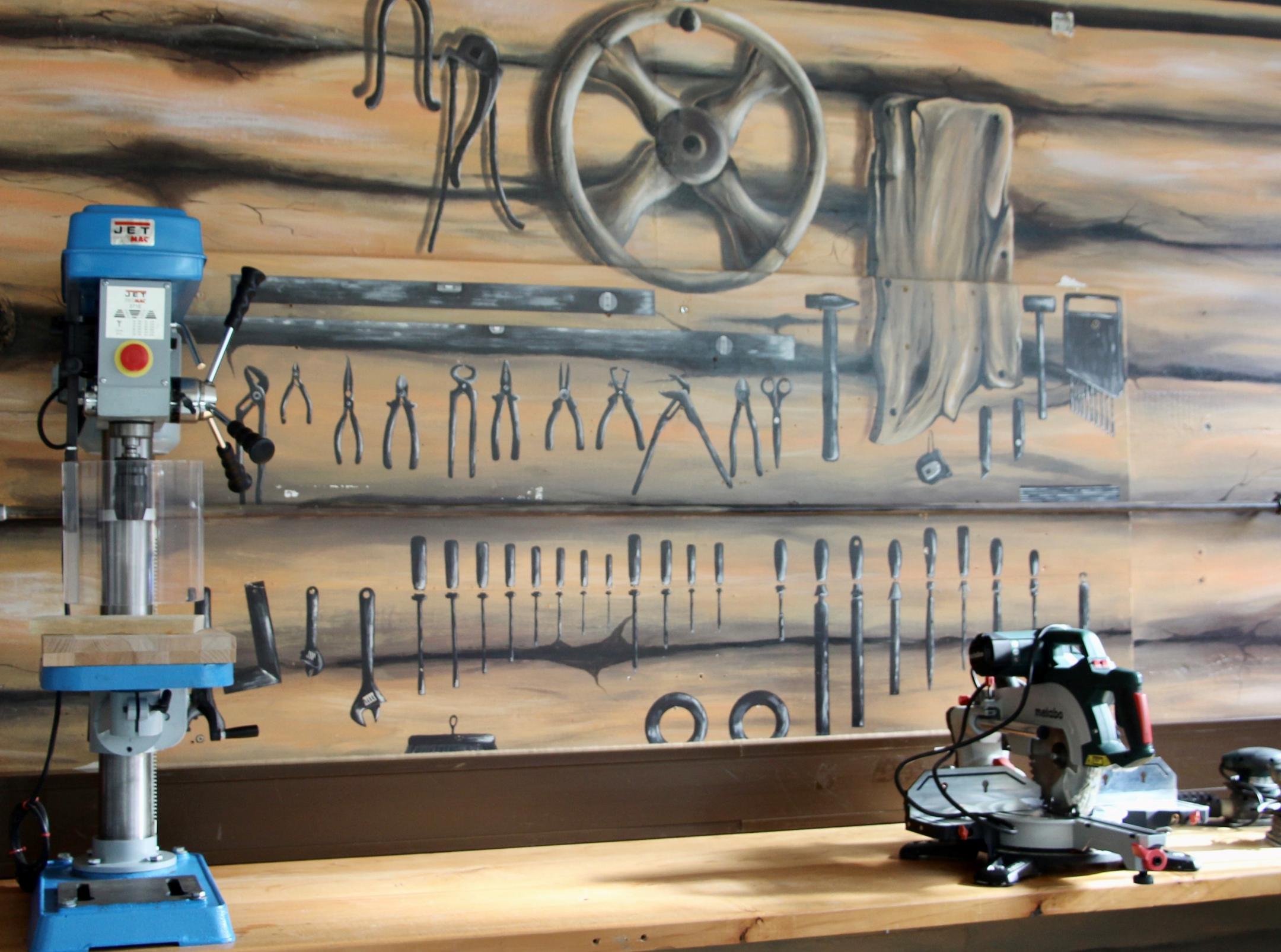 Werkbank mit einem Wandbild als Hintergrund