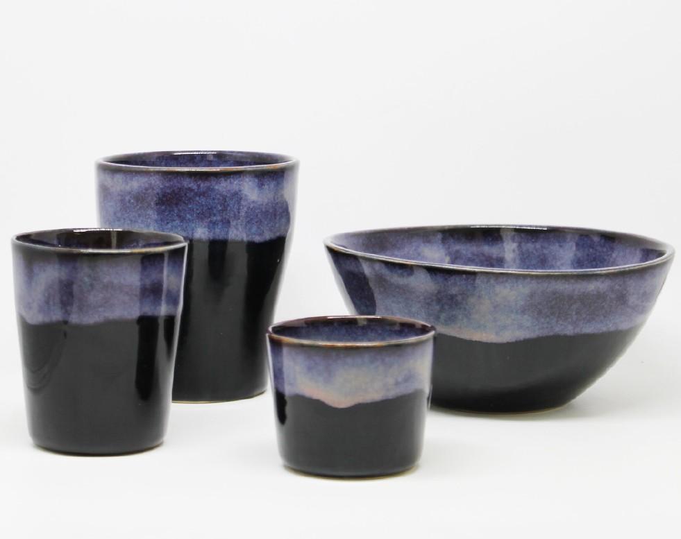 Espressobecher, kleine Tasse, grosse Tasse und Müslischale aus Keramik in blau-schwarz Tönen.