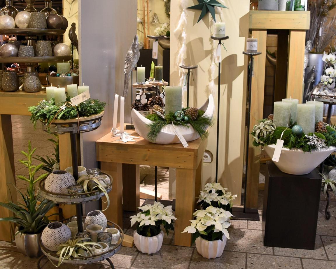 Floristik, weihnachtliche Gestecke und Blumenschmuck.