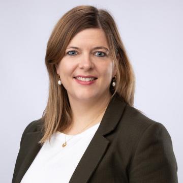 Portrait von Anna Zürcher, Leiterin des Sozialdienstes der Zürcher Untersuchungsgefängnisse.