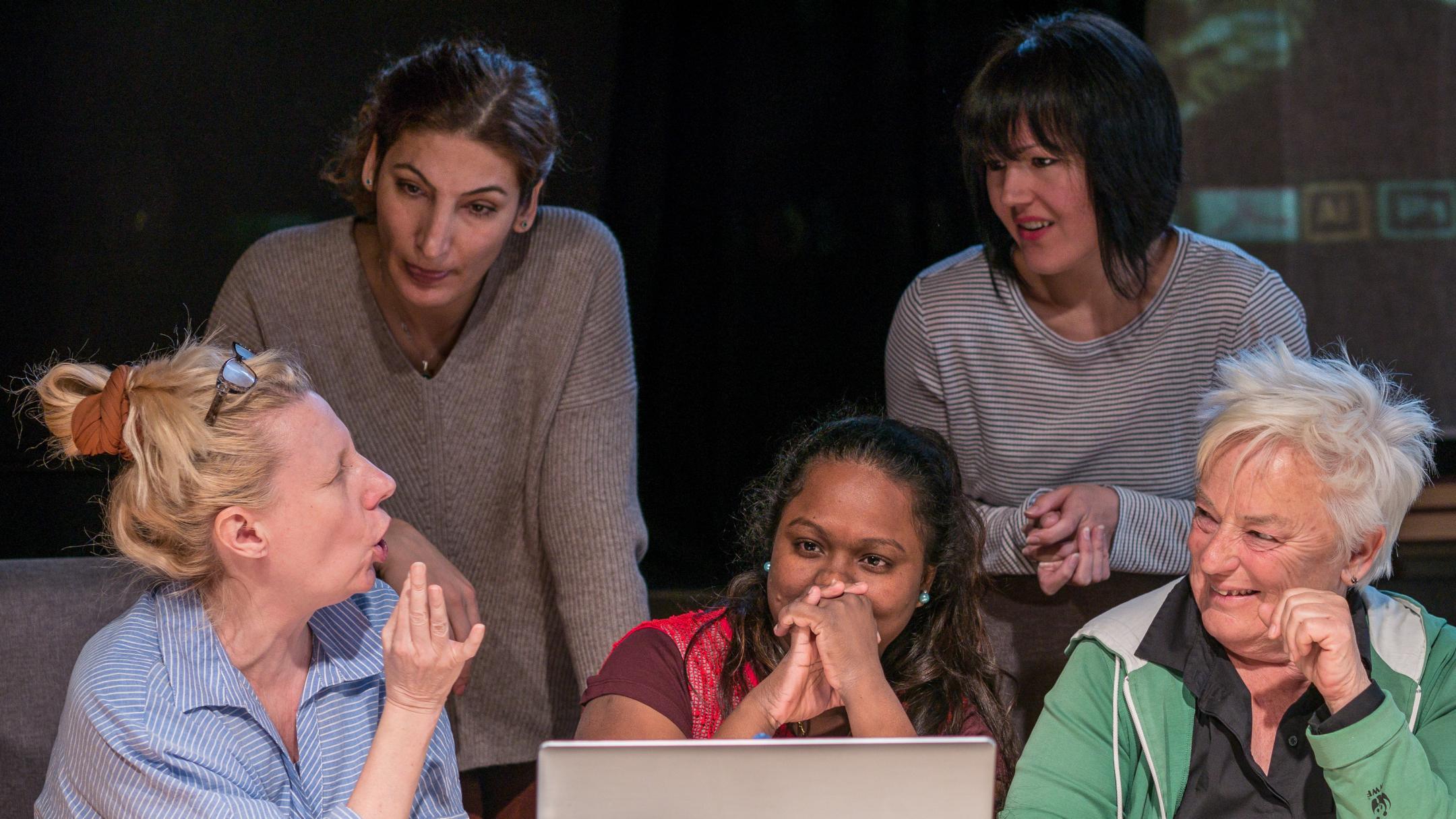 Photograph of a rehearsal for the play »Töchter Europas” at the MAXIM Theater.