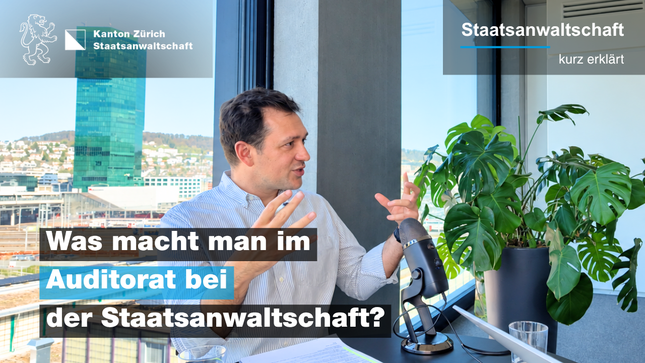 Video: Was macht man im Auditorat bei der Staatsanwaltschaft? Ein Staatsanwalt sitzt im Gespräch an einem Tisch.