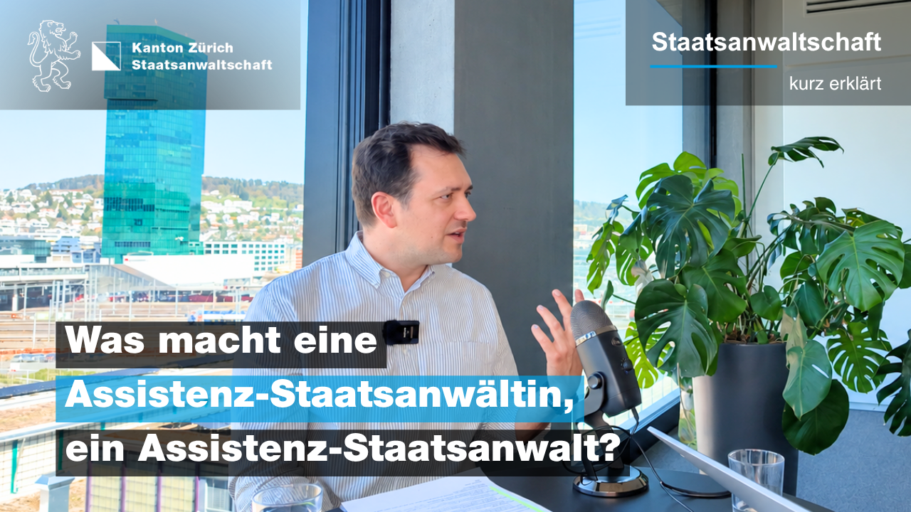 Video: Was macht eine Assistenz-Staatsanwältin oder ein Assistenz-Staatsanwalt? Ein Staatsanwalt sitzt im Gespräch an einem Tisch.
