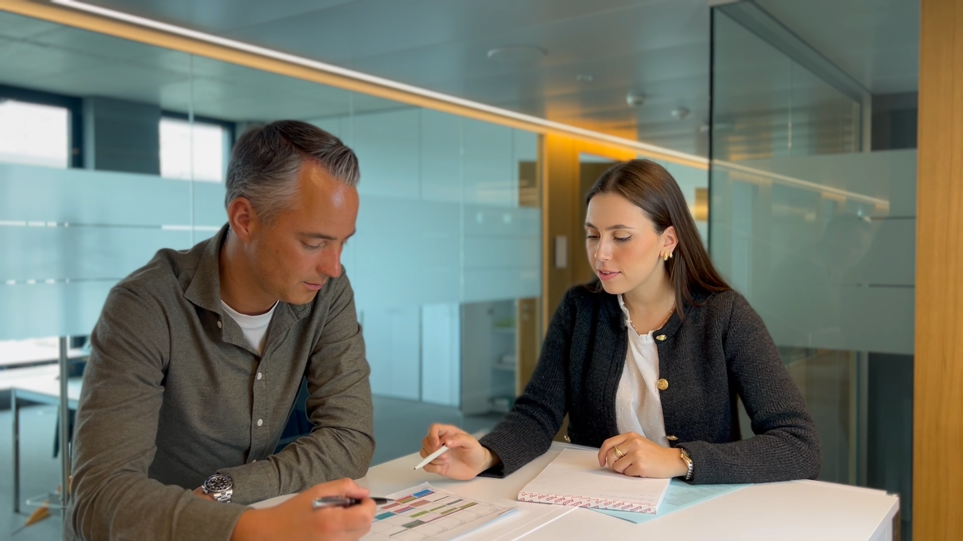 Verfahrensassitentin im Gespräch mit Staatsanwalt