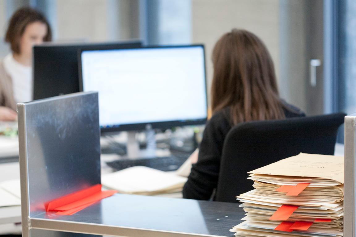 Zwei studentische Mitarbeiterinnen der Abteilung Aktenerschliessung.