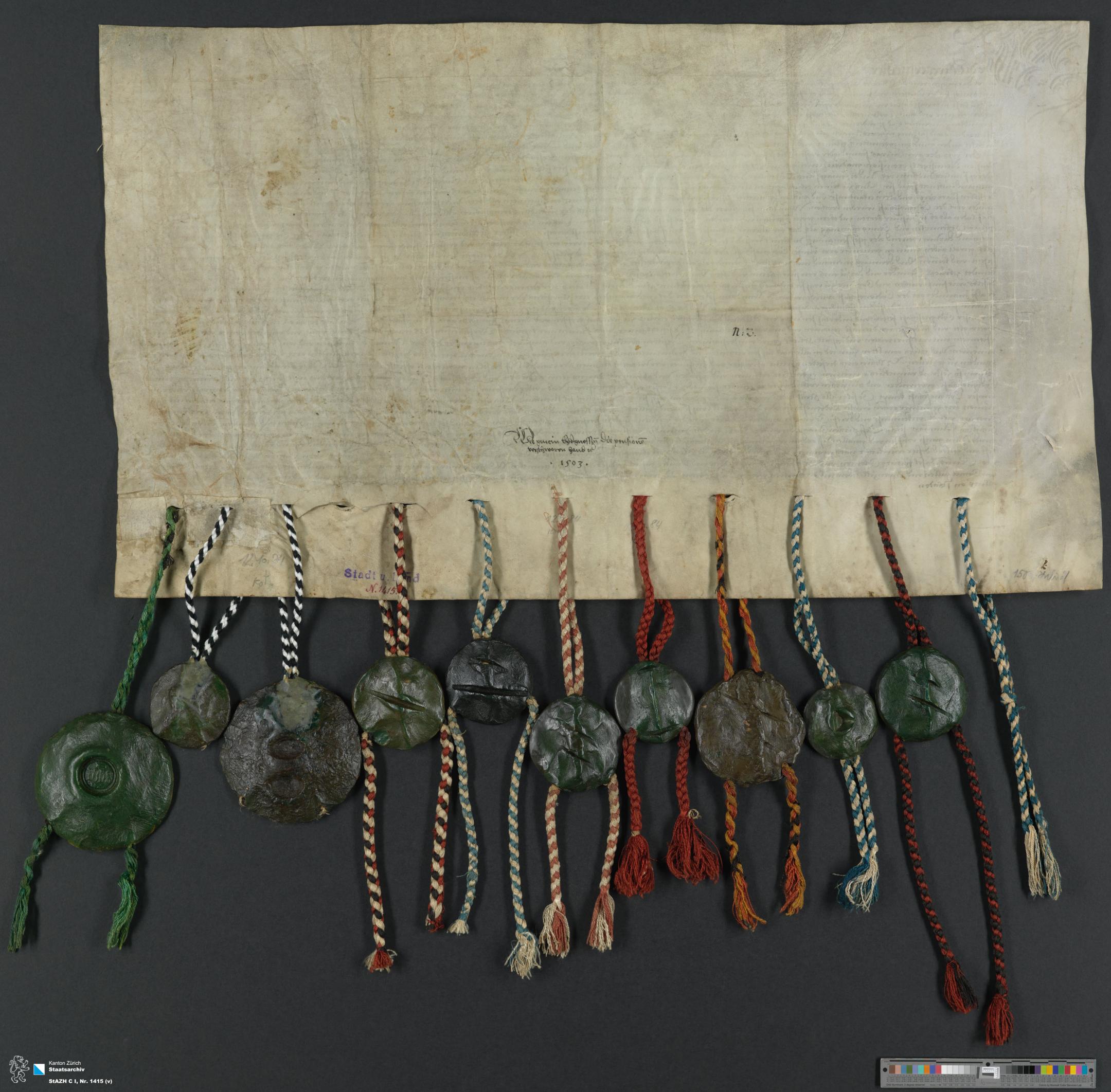 Pergament-Urkunde mit 11 hängenden Siegeln, das Siegel von Solothurn fehlt.