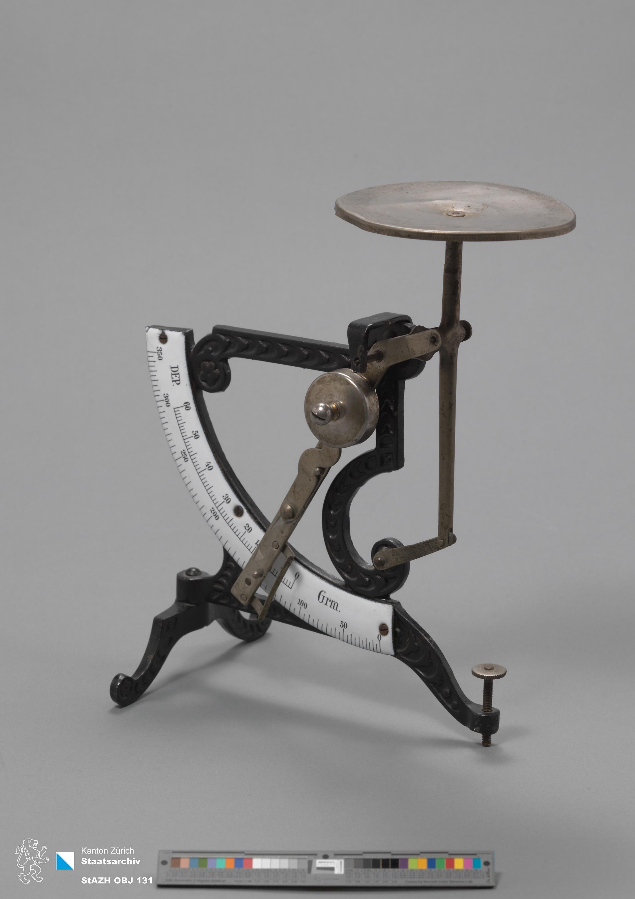 Briefwaage der Kanzlei des Staatsarchivs aus Eisen, Aluminium und Email.