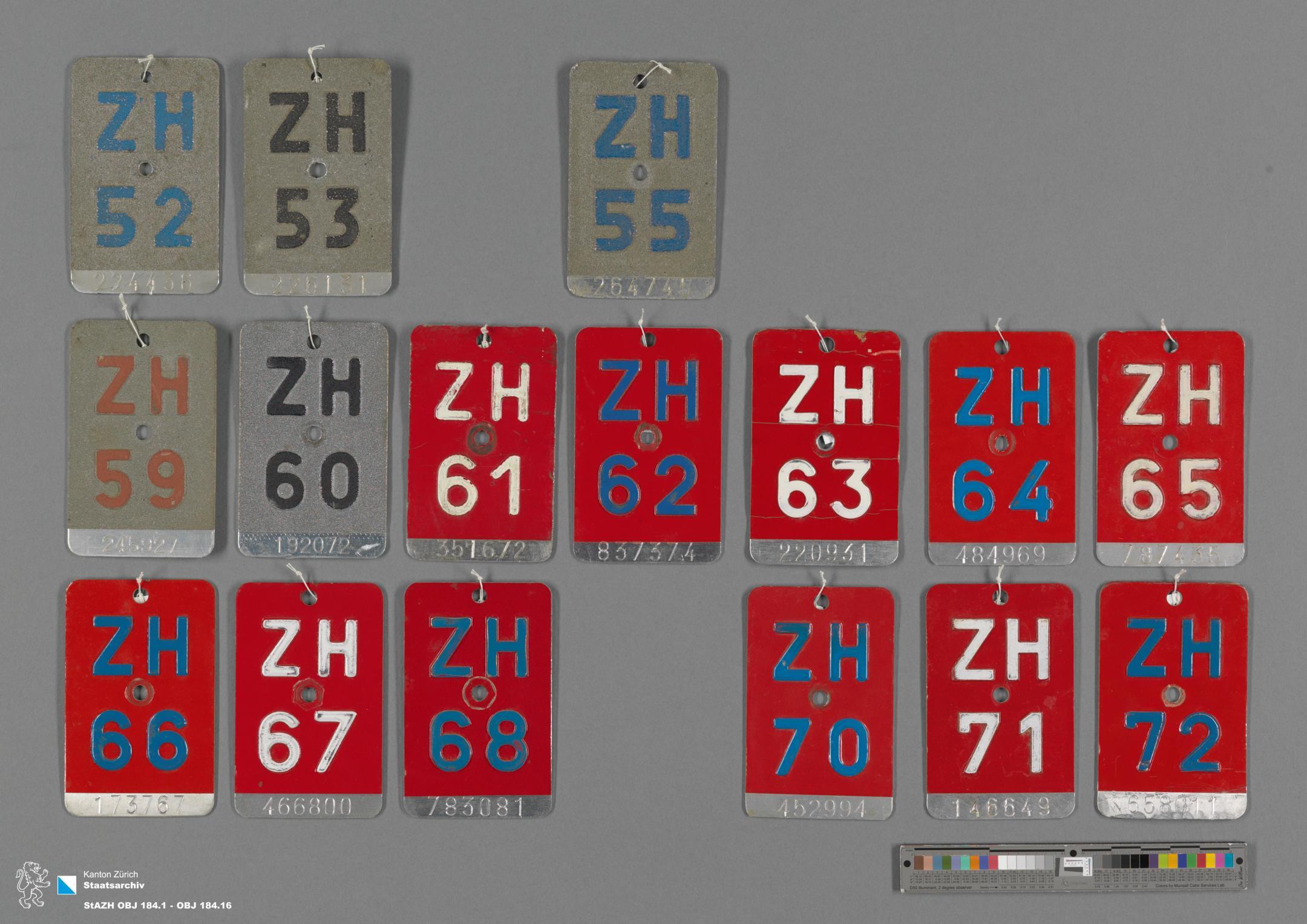 Aufnahme von 16 aufgereihten Velonummern.