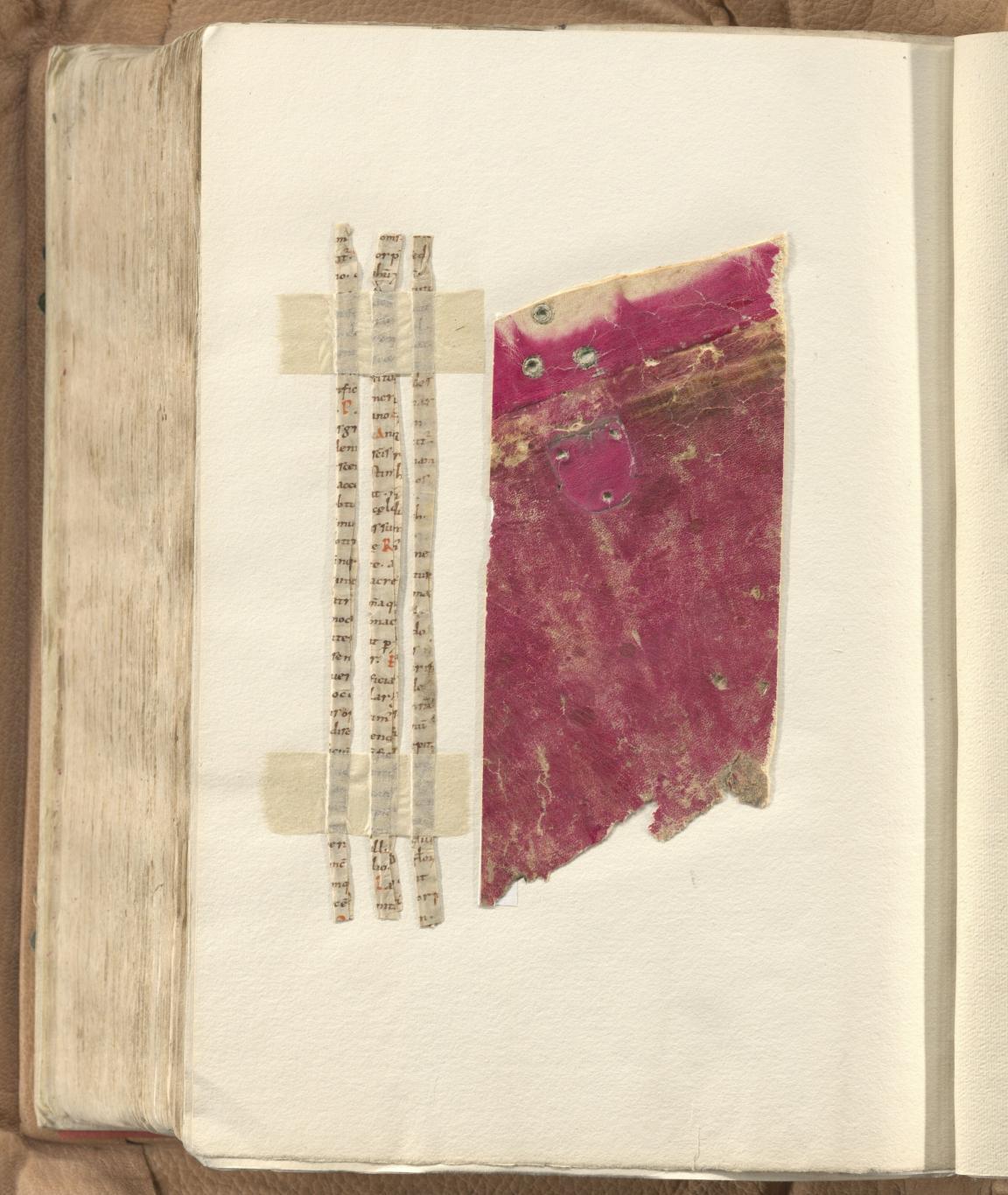 Im hinteren Vorsatz eingeklebte, rote Fragmente des früheren Einbandes (drei schmale Papierstreifen, ein grösseres, schräg abgeschnittenes Stück)