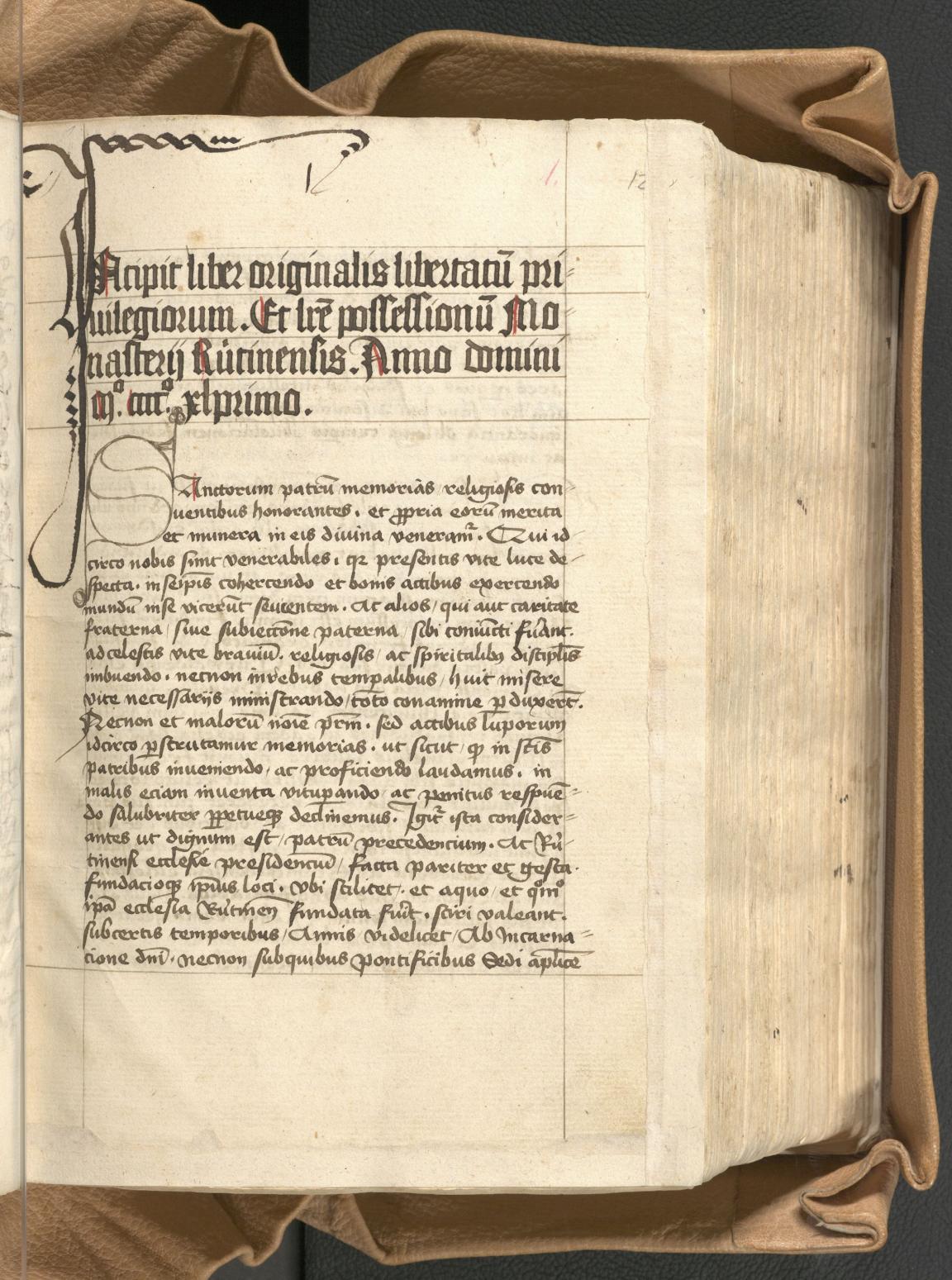 Handschriftlich auf Lateinisch beschriebene Seite mit künstlerisch gestalteter Initiale