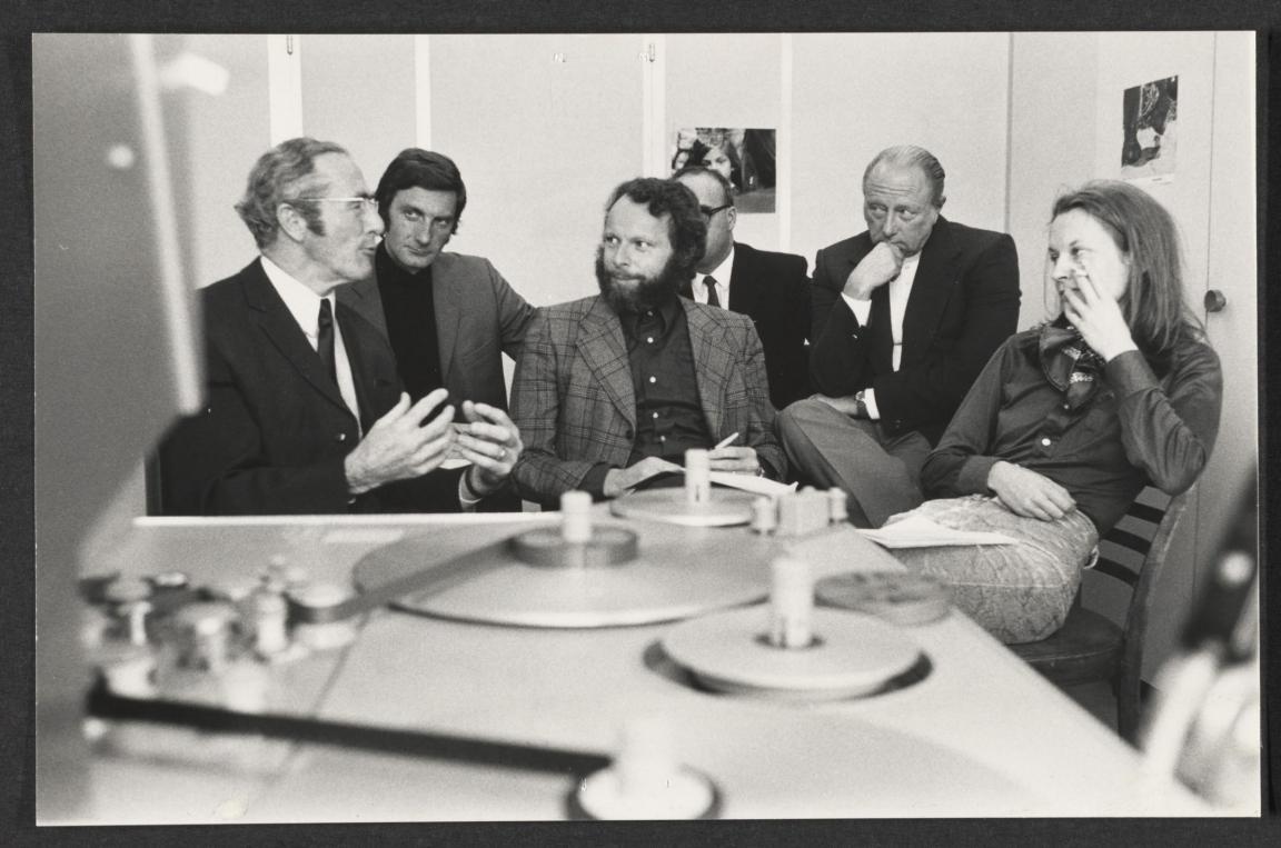 Sechs Personen diskutieren vor einem Filmschneidetisch