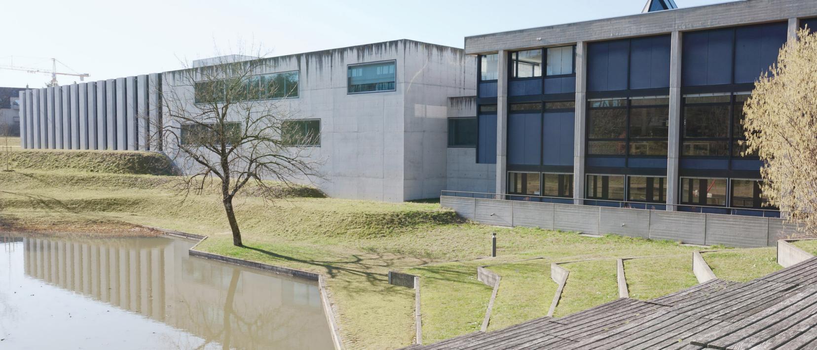 Fotografie der Ostansicht des Staatsarchivs. 