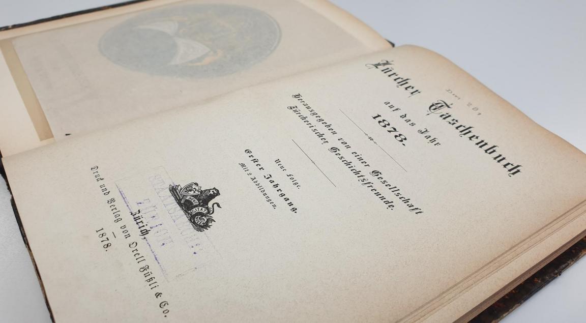 Seitenaufnahme des Zürcher Taschenbuchs in Farbe