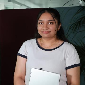 Das Bild zeigt Jaaminy, eine ehmalige IMS-Praktikantin im Amt für Informatik des Kantons Zürich