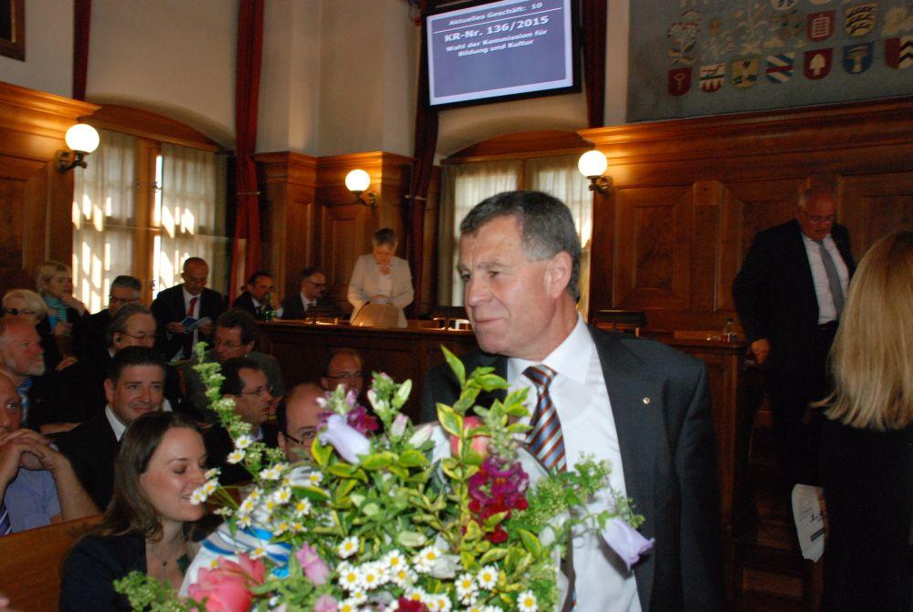 Regierungsrat Ernst Stocker mit einem Blumenstrauss.