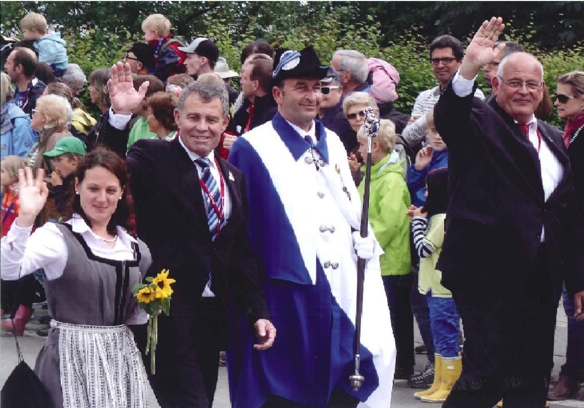 Zwei Regierungsräte mit Standesweibel am Umzug.