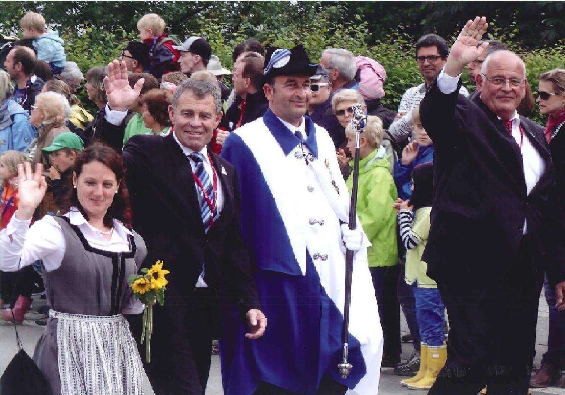 Zwei Regierungsräte mit Standesweibel am Umzug.