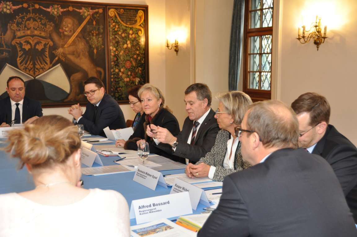 Finanzdirektor Ernst Stocker mit Kolleginnen und Kollegen an einem Tisch.