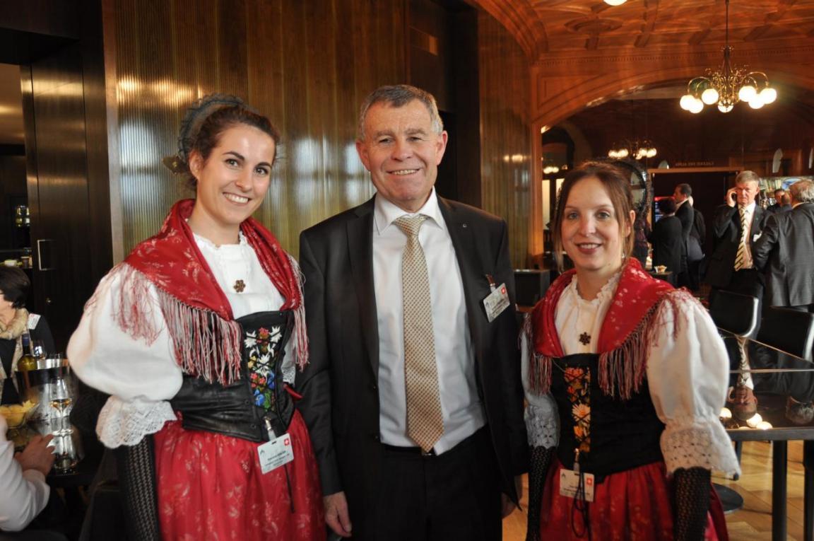 Regierungsrat Ernst Stocker flankiert von zwei Urner Tranchtenfrauen.