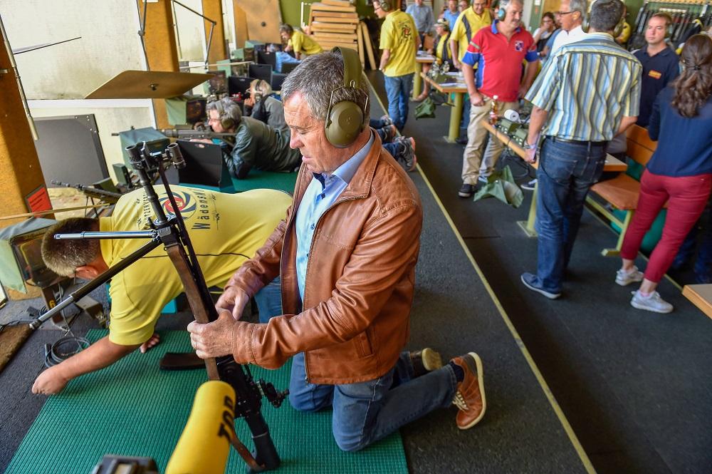 Regierungsrat Ernst Stocker mit einem Gewehr im Schiessstand.