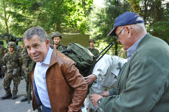 Die Regierungsräte Ernst Stocker und Markus Kägi mit Soldaten.