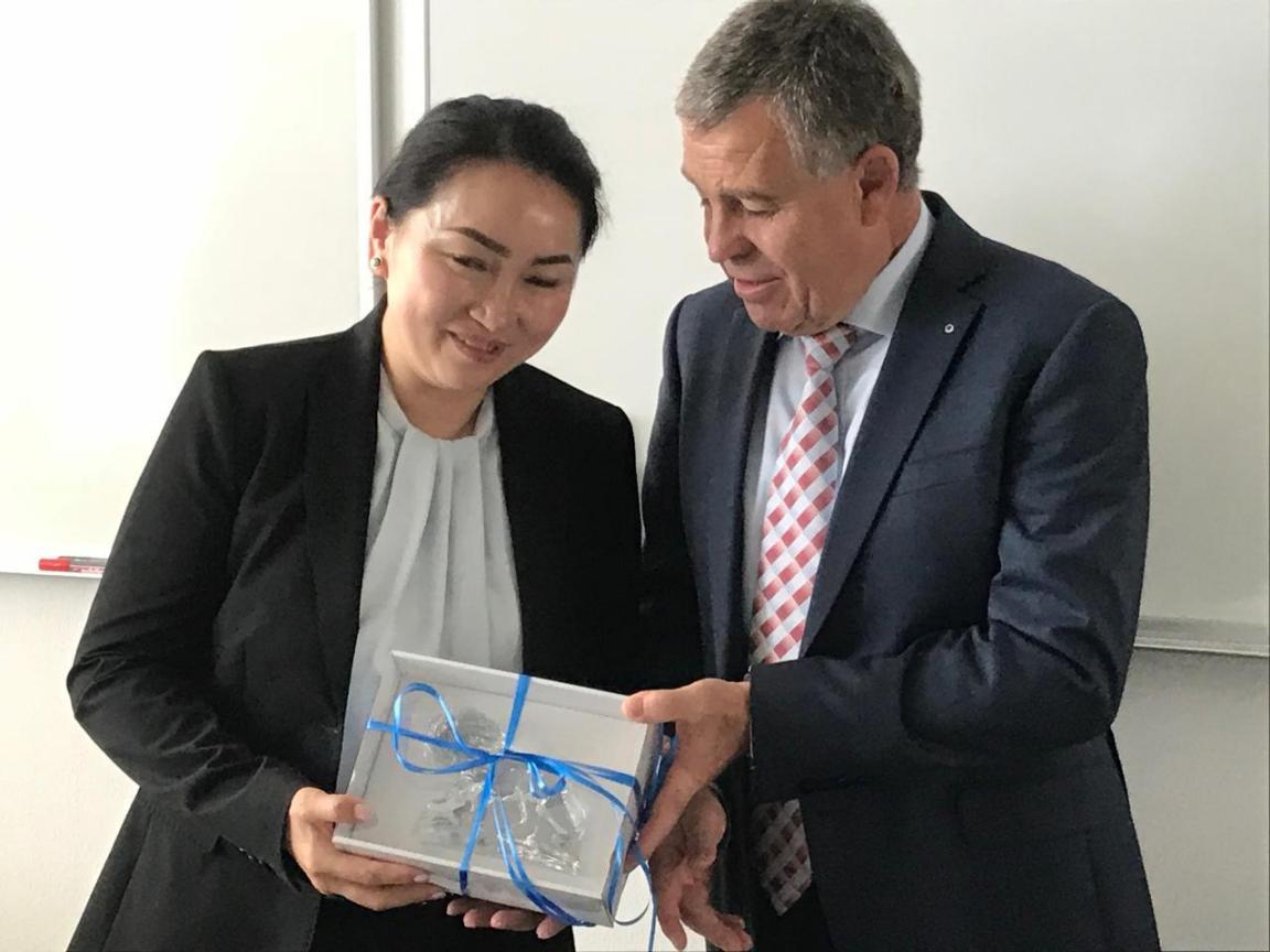 Regierungsrat Ernst Stocker bei der Geschenkübergabe an eine Frau aus der Mongolei.